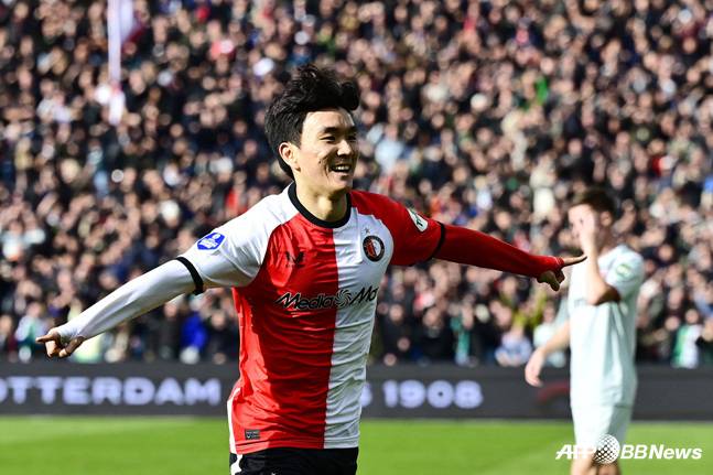 황인범 리그 데뷔골 폭발 '최고 평점' 환상 중거리포→상대 GK '얼음'... 페예노르트 2-1 신승