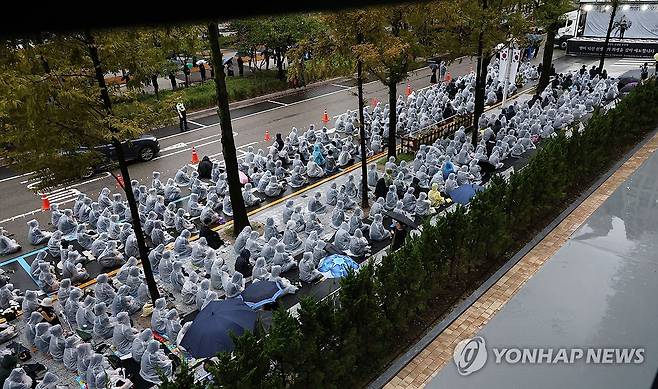 "진상 규명하라"  심미영 선생님의 추모제가 2023년 9월 15일 오후 대전시 서구 둔산동 대전시교육청 앞에서 열렸다. 비 오는 날, 우의를 입은 교사들이 진상 규명을 촉구했다. [연합뉴스 사진]