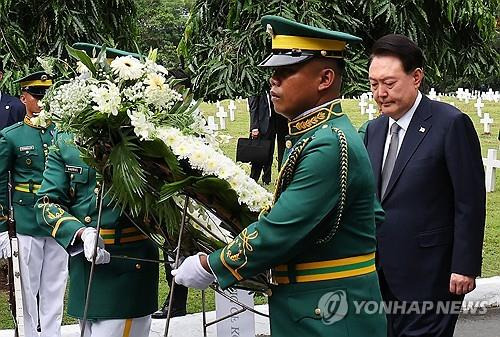 윤석열 대통령 부부, 필리핀 한국전 참전 기념비 헌화  (마닐라=연합뉴스) 홍해인 기자 = 필리핀을 국빈 방문 중인 윤석열 대통령과 김건희 여사가 6일(현지시간) 필리핀 마닐라 영웅 묘지 내 한국전 참전 기념비를 찾아 헌화하고 있다. 2024.10.6 hihong@yna.co.kr