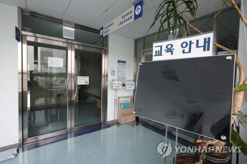 텅 빈 의과대학 교육 안내 게시대 (서울=연합뉴스) 김성민 기자 = 의과대학 학사 정상화를 위한 비상 대책이 발표된 6일 오후 서울 한 의과대학 교실 앞 교육 안내 게시대가 비어 있다. 2024.10.6