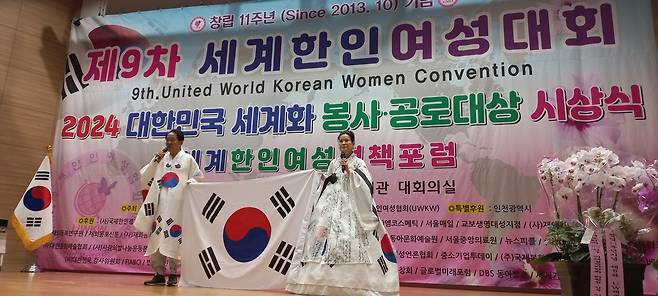 '칠천만이 하나 되게 하소서' 낭송 (서울=연합뉴스) 박현수 기자=7일 오전 서울 여의도 국회의원회관 본관 대회의실에서 열린 제9차 세계한인여성대회에서 시인 이강철(왼쪽)과 심미옥이 '칠천만이 하나 되게 하소서'를 낭송하고 있다. 2024.10.7