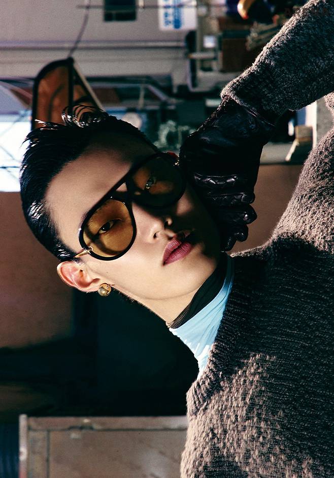 드롭 장식의 에비에이터 선글라스·울 텍스처드 콤팩트 니트 스웨터·하늘색 시어 쿠프로 스트레치 저지 셔츠·레이어드한 밤색 시어 쿠프로 스트레치 저지 셔츠·인트레치아토 디테일의 레더 글러브 모두 가격미정 보테가 베네타 제품.