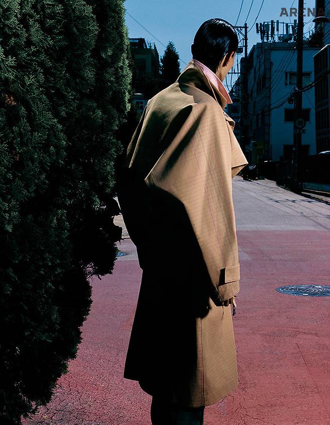 노트북 본디드 울 트렌치코트·그래프 노트북 디테일의 코튼 셔츠·나파 트라우저·앵클부츠 모두 가격미정 보테가 베네타 제품.