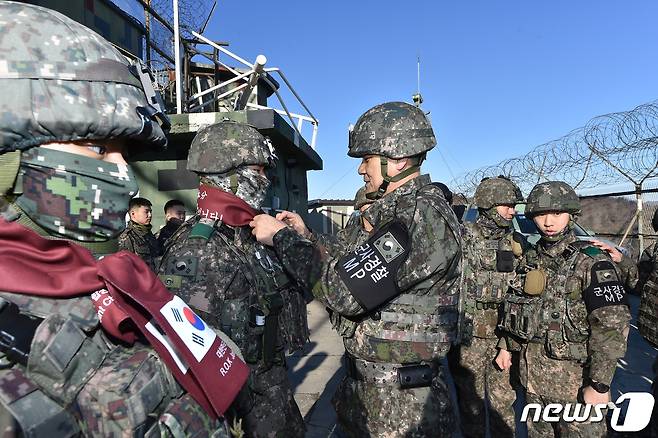 김명수 합참의장이 동부전선 최전방 GP를 찾아 장병들을 격려하고 있다. (합동참모본부 제공) 2023.11.30/뉴스1