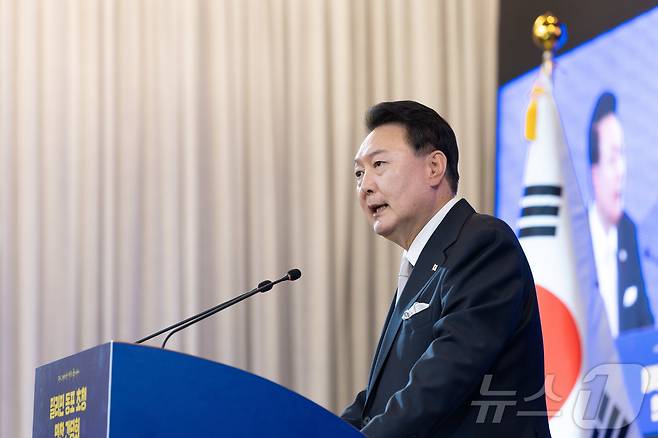 필리핀을 국빈 방문한 윤석열 대통령이 6일 오후(현지시간) 필리핀 마닐라 페닌슐라 호텔에서 열린 동포 만찬 간담회에서 인사말을 하고 있다. (대통령실 홈페이지) 2024.10.7/뉴스1 ⓒ News1 송원영 기자