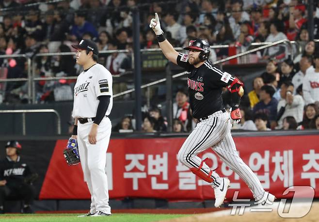 8일 오후 경기 수원시 장안구 KT위즈파크에서 열린 프로야구 '2024 신한 SOL 뱅크 KBO 포스트시즌' 준플레이오프 3차전 LG 트윈스와 KT 위즈의 경기, 5회초 1사 1,2루 LG 오스틴이 홈런을 치고 홈으로 향하고 있다. 2024.10.8/뉴스1 ⓒ News1 김영운 기자