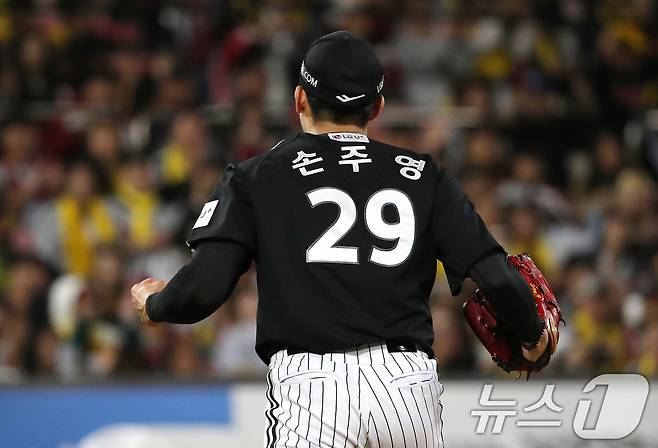 8일 오후 경기 수원시 장안구 KT위즈파크에서 열린 프로야구 '2024 신한 SOL 뱅크 KBO 포스트시즌' 준플레이오프 3차전 LG 트윈스와 KT 위즈의 경기 8회말 2사 주자 없는 상황 LG 손주영이 kt 오윤석을 삼진으로 잡아내고 환호하고 있다. 2024.10.8/뉴스1 ⓒ News1 임세영 기자