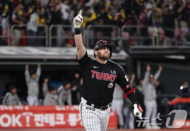 8일 오후 경기 수원시 장안구 KT위즈파크에서 열린 프로야구 '2024 신한 SOL 뱅크 KBO 포스트시즌' 준플레이오프 3차전 LG 트윈스와 KT 위즈의 경기 5회초 1사 1,2루 상황 LG 오스틴이 kt 벤자민을 상대로 역전 3점홈런을 치고 환호하고 있다. 2024.10.8/뉴스1 ⓒ News1 임세영 기자