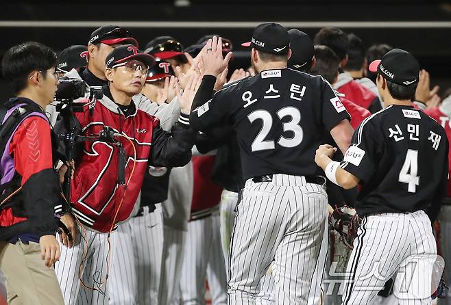 8일 오후 경기 수원시 장안구 KT위즈파크에서 열린 프로야구 '2024 신한 SOL 뱅크 KBO 포스트시즌' 준플레이오프 3차전 LG 트윈스와 KT 위즈의 경기에서 LG 염경엽 감독기 오스틴과 하이파이브를 나누고 있다. 이날 경기는 LG가 kt를 상대로 6-5로 승리했다.. 2024.10.8/뉴스1 ⓒ News1 임세영 기자