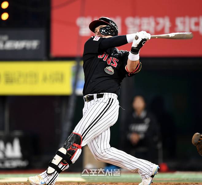 LG 박동원이 8일 수원케이티위즈파크에서 열린 KT와 2024 KBO 준플레이오프 3차전에서 2회초 KT 벤자민을 상대로 좌월 솔로포를 터뜨리고 있다. 수원 | 최승섭기자 thunder@sportsseoul.com