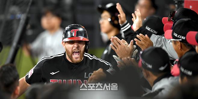 LG 오스틴이 8일 수원 KT위즈파크에서 열린 KT와 2024 KBO 준플레이오프 3차전 5회초 1사1,2루 좌월홈런을 날린 후 동료들과 환호하고 있다.  2024. 10. 8. 수원 | 최승섭기자 thunder@sportsseoul.com