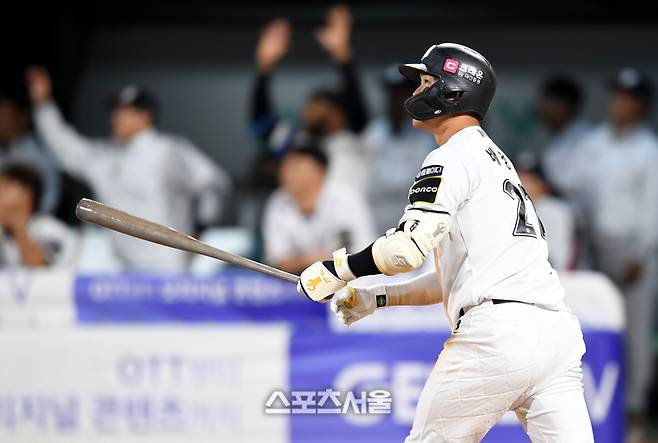 KT 배정대가 8일 수원 KT위즈파크에서 열린 LG와 2024 KBO 준플레이오프 3차전 9회말 1사2루 중월홈런을 날린 후 타구를 바라보고 있다.  2024. 10. 8. 수원 | 최승섭기자 thunder@sportsseoul.com