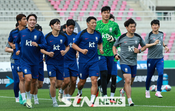 2026 국제축구연맹(FIFA) 북중미 월드컵 아시아 지역 2차 예선 조별리그 C조 6차전 중국과의 경기를 앞둔 축구대표팀 황희찬 등 선수들이 8일 오후 경기 고양시 고양종합운동장에서 가볍게 런닝을 하며 몸을 풀고 있다. 사진┃뉴시스