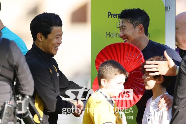 지난 2023년 11월 열린 2024-2025시즌 잉글랜드 프리미어리그(EPL) 토트넘과 울버햄튼 경기에 앞서 서로 웃으며 악수하고 있는 황희찬(울버햄튼)과 손흥민(토트넘). 사진┃게티이미지코리아