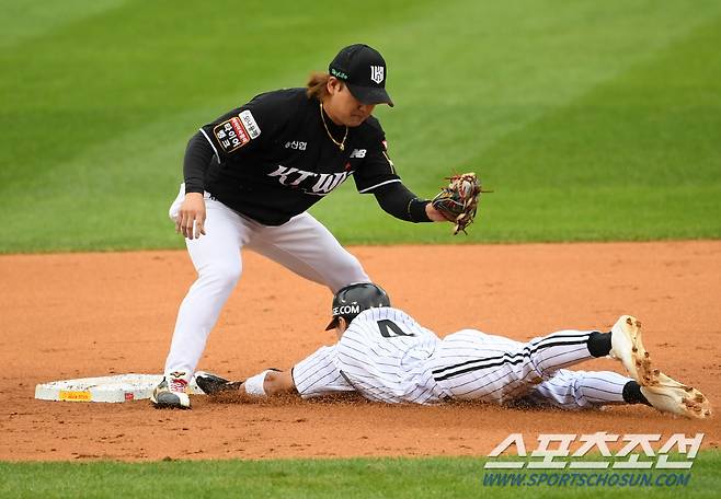 KT 2루수 김상수 다리 사이를 파고들며 도루에 성공하는 신민재