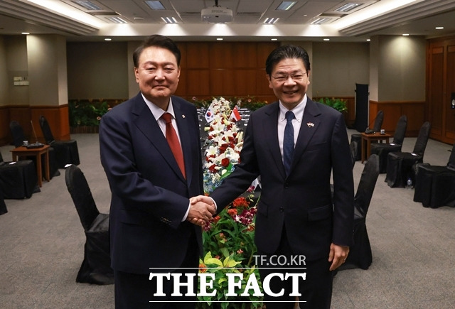 동남아 순방 중인 윤석열 대통령이 로렌스 웡 싱가포르 총리와 정상회담을 갖고 전략물자 공급망 협력을 강화하기로 뜻을 모았다. 윤 대통령과 웡 총리가 8일 오전(현지시간) 싱가포르 의회에서 정상회담에 앞서 기념촬영을 하고 있다. /뉴시스