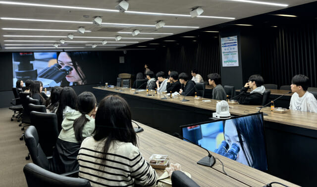 한국수력원자력이 8일 서울 방사선보건원에서 개최한  '진로체험 프로그램'에서 무주고등학교 학생들이 한수원 방사선보건원 소개영상을 보고 있다.