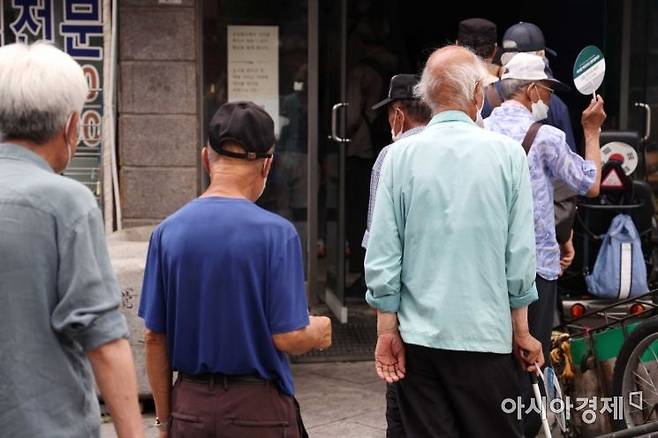 종로 탑골공원에서 어르신들이 무료 급식을 받기 위해 기다리고 있다. [아시아경제 자료사진]