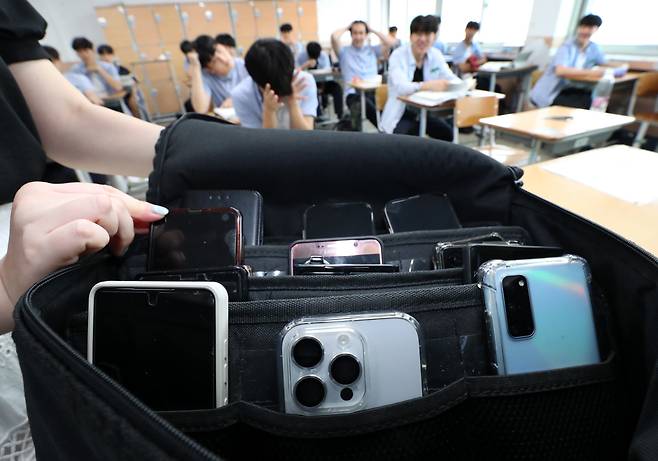 지난 2023년 9월 1일 대전의 한 고등학교에서 교사가 수업에 앞서 학생들의 휴대전화를 수거하고 있다. 당시 교육부가 ‘교원의 생활지도에 관한 고시’를 시행하면서 학생이 수업 중 휴대전화를 사용하는 행위를 금지했으나 휴대전화 수거가 ‘인권 침해’ 아니냐는 논란은 계속됐다. 국가인권위원회는 7일 휴대전화 수거가 인권 침해가 아니라고 결정했다. /신현종 기자