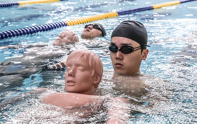 7일 팀 '앵그리 프로그' 특수부대 지망생들이 인명 구조 훈련을 하고있다./ 고운호 기자