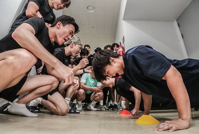 7일 팀 '앵그리 프로그' 특수부대 지망생들이 동료의 팔굽혀펴기를 독려하고 있다. / 고운호 기자