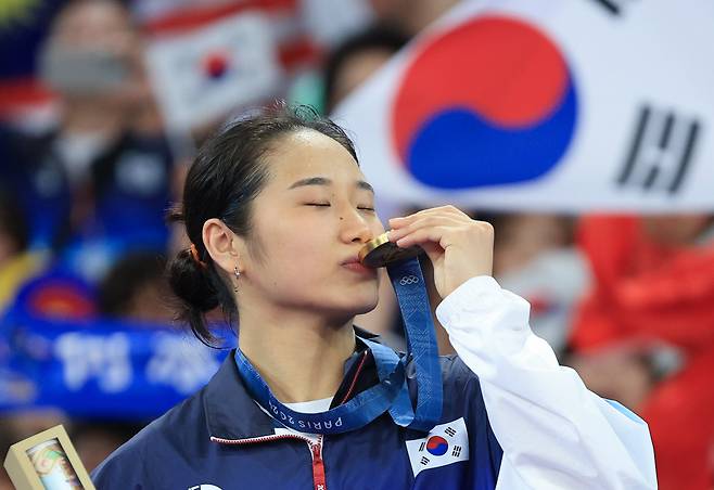 안세영이 지난 8월 5일 오후(한국 시각) 프랑스 파리 라 샤펠 아레나에서 열린 2024 파리올림픽 배드민턴 여자단식 시상식에서 금메달에 입을 맞추고 있다. /뉴스1