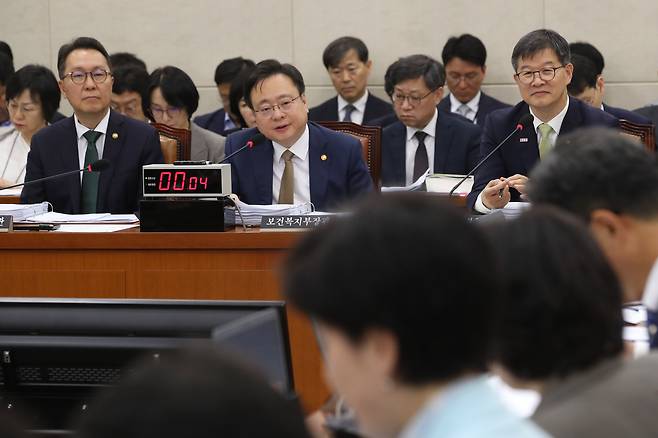 조규홍 보건복지부장관이 8일 서울 여의도 국회에서 열린 보건복지위원회의 보건복지부, 질병관리청에 대한 국정감사에서 의원 질의에 답변하고 있다./뉴스1