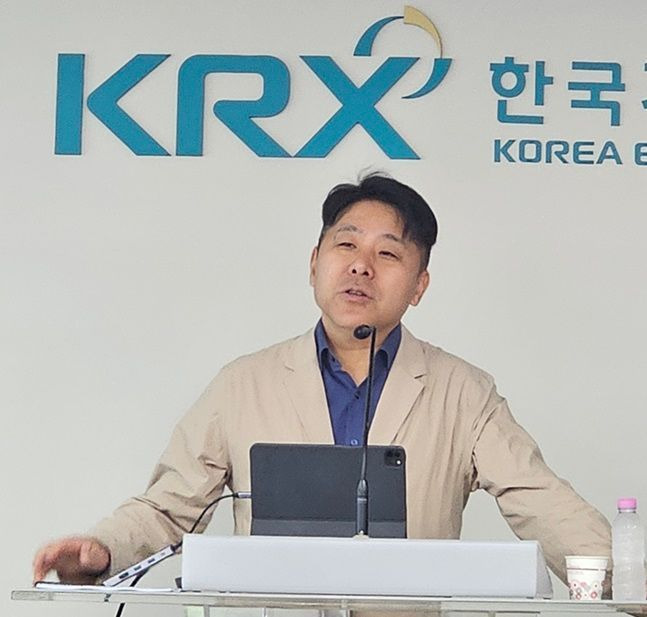 노근창 현대차증권 리서치센터장이 8일 서울 여의도 한국거래소 서울사옥 기자실에서 진행된 ‘증권사 애널리스트 간담회’에서 발표를 하고 있다.ⓒ데일리안