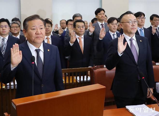 이상민 행정안전부 장관(왼쪽)이 7일 오전 국회 행정안전위원회의 행안부 등의 국정감사에 출석해 증인선서를 하고 있다. 이날 국감에선 대통령 관저 공사 특혜 의혹 관련 증인으로 채택된 인테리어 업체 ‘21그램’의 김태영·이승만 대표의 증인 동행명령 문제를 두고 여야 간 공방이 이어졌다. 이훈구 기자 ufo@donga.com