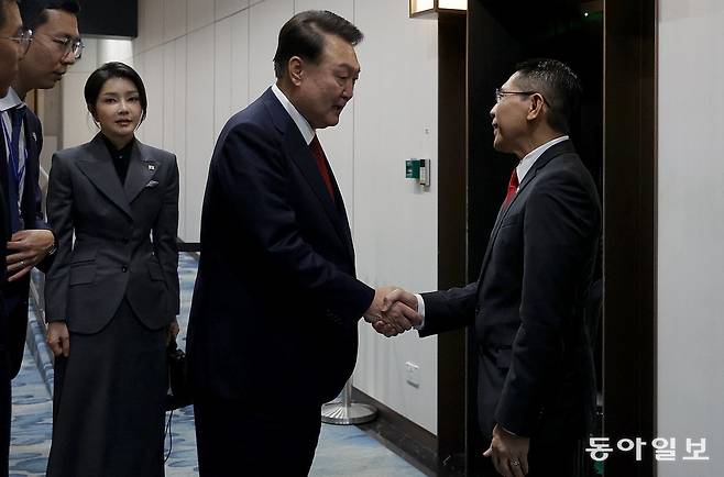 싱가포르를 국빈 방문한 윤석열 대통령과 김건희 여사가 7일(현지시각) 오후 창이국제공항에 도착해 보딩브리지를 통해 나오고 있다. 송은석 기자 silverstone@donga.com