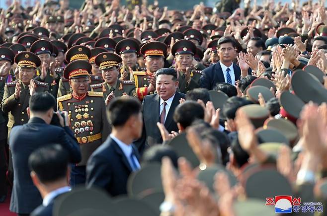 북한 김정은 국방위원장이 7일 창립 60주년을 맞이한 김정은국방종합대학을 축하방문하고 연설을 했다고 조선중앙통신이 8일 보도했다. 사진=조선중앙통신 캡처