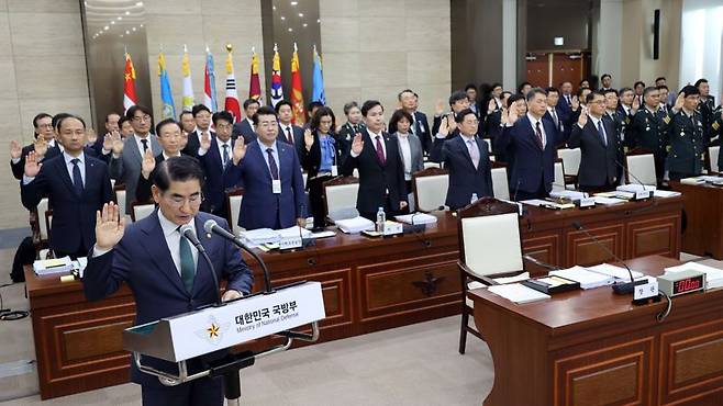 김용현 국방부 장관이 8일 서울 용산구 국방부에서 열린 국정감사에서 증인선서를 하고 있다. 사진=서동일 기자