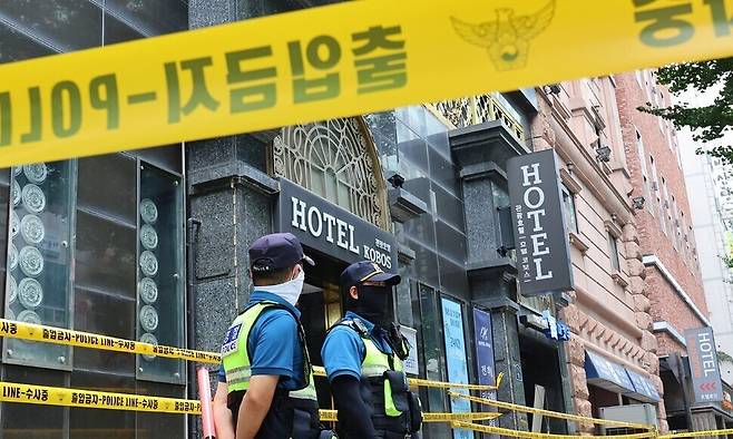 경찰이 지난 8월25일 경기도 부천시 원미구 중동의 화재 호텔 현장을 통제하고 있다. 이 호텔에서는 같은달 22일 불이 나 7명이 숨졌다. 연합뉴스