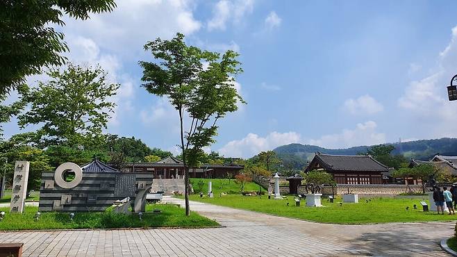 초정약수 주변에 들어선 초정행궁. 오윤주 기자