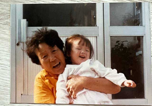 어린 시절 김영롱씨와 그의 할머니 노병래씨의 모습. 김영롱씨 제공