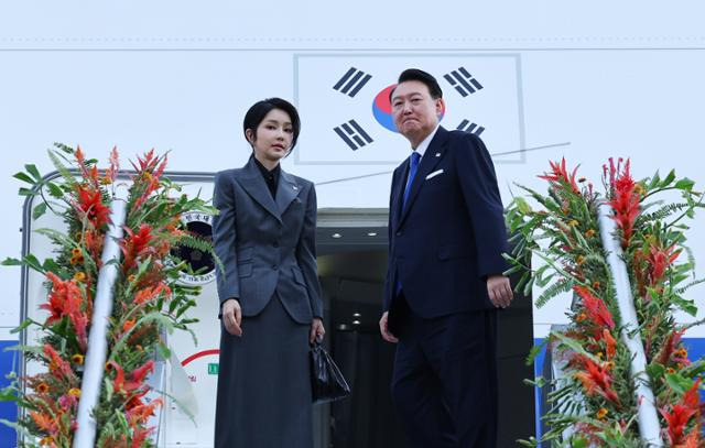 필리핀 국빈 방문을 마친 윤석열 대통령과 부인 김건희 여사가 7일(현지시간) 마닐라 니노이 아키노 국제공항에서 싱가포르 국빈 방문을 위해 공군1호기에 탑승하고 있다. 마닐라=뉴시스