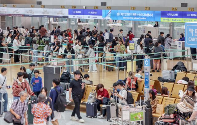 지난 1일 인천국제공항 제1여객터미널 출국장이 이용객들로 붐비고 있다. 뉴스1