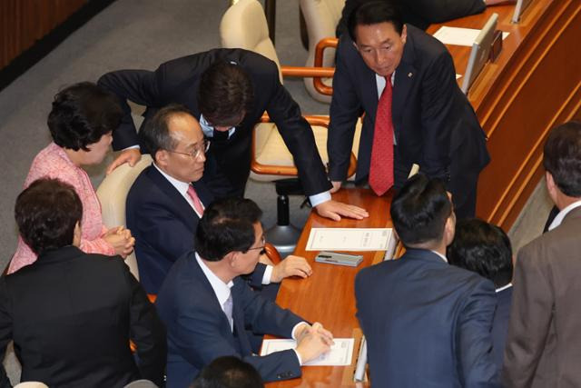 지난 4일 국회 본회의에서 김건희 여사 특별검사법, 채 상병 특검법, 지역화폐법 개정안이 부결된 직후 추경호 원내대표를 비롯한 국민의힘 원내지도부가 모여 심각한 표정으로 대화하고 있다. 김 여사 특검법의 경우, 반대가 104표에 그치면서 국민의힘(108명)에서 이탈표 최대 4표가 발생한 것으로 분석됐다. 연합뉴스