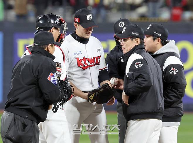 LG 트윈스와 kt위즈의 2023 KBO 한국시리즈 3차전 경기가 10일 오후 수원 KT위즈파크에서 열렸다. kt 선발 벤자민이 6회 교체되고 있다. 수원=정시종 기자 capa@edaily.co.kr /2023.11.10.