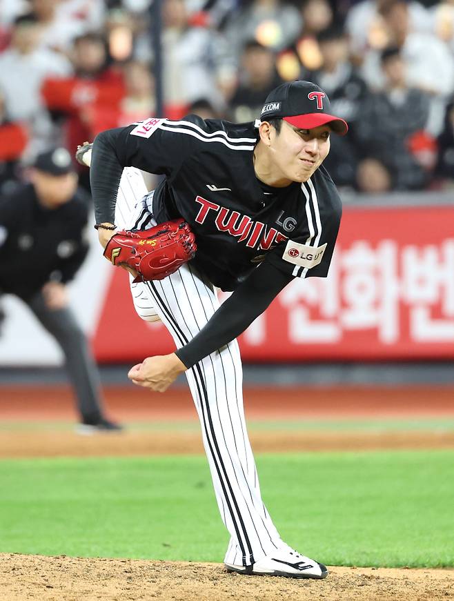 2024 프로야구 KBO 포스트시즌 kt위즈와 LG트윈스의 준플레이오프(준PO) 3차전 경기가 8일 오후 수원kt위즈파크에서 열렸다. LG의 두번째 투수 손주영이 등판해 역투하고 있다. 수원=김민규 기자 mgkim1@edaily.co.kr /2024.10.08/