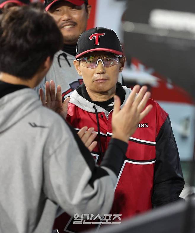 8일 오후 수원kt위즈파크에서 열린 2024 프로야구 KBO 포스트시즌 kt위즈와 LG트윈스의 준플레이오프(준PO) 3차전 경기는 LG트윈스가 6-5로 승리, 플레이오프 진출까지 1승만을 남겨뒀다. 경기 후 LG 염경엽 감독이 코치진과 하이파이브를 하고 있다. 수원=김민규 기자 mgkim1@edaily.co.kr /2024.10.08/