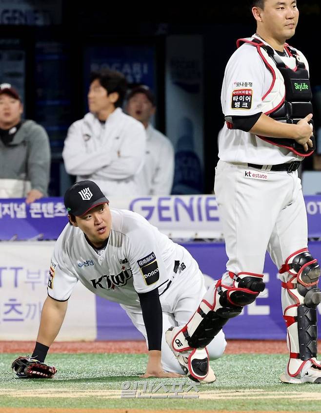 2024 프로야구 KBO 포스트시즌 kt위즈와 LG트윈스의 준플레이오프(준PO) 3차전 경기가 8일 오후 수원kt위즈파크에서 열렸다. 5회말 무사 문성주의 파울타구를 1루수 오재일 잡지 못하고 아쉬워하고 있다. 수원=김민규 기자 mgkim1@edaily.co.kr /2024.10.08/