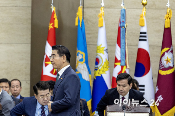 김용현 국방부 장관이 8일 서울 용산구 국방부에서 열린 국정감사에 참석하고 있다. [사진=국회사진취재단]