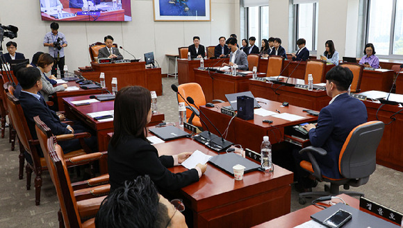 27일 오후 서울 여의도 국회에서 열린 교육위원회 전체회의에서 김영호 교육위원장이 의사봉을 두드리고 있다. [사진=뉴시스]