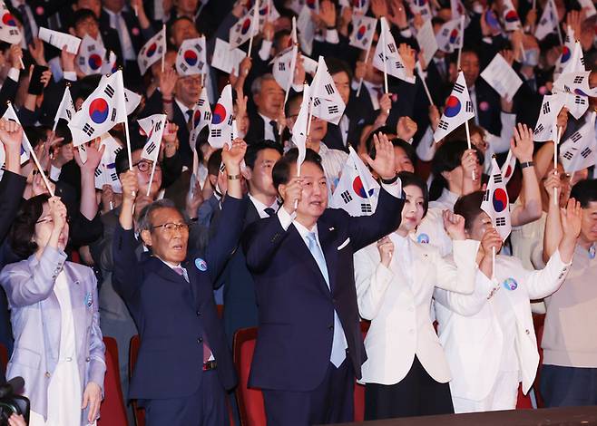 윤석열 대통령과 김건희 여사가 지난 8월15일 서울 종로구 세종문화회관에서 열린 제79주년 광복절 경축식에서 이동일 순국선열유족회장 등 참석자들과 만세삼창을 하고 있다. 대통령실통신사진기자단