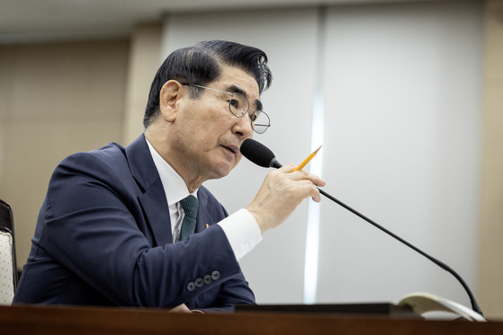 Defense Minister Kim Yong-hyun speaks to lawmakers during a parliamentary audit session held at the Defense Ministry compound in Yongsan District, central Seoul, on Tuesday. [JOINT PRESS CORPS]