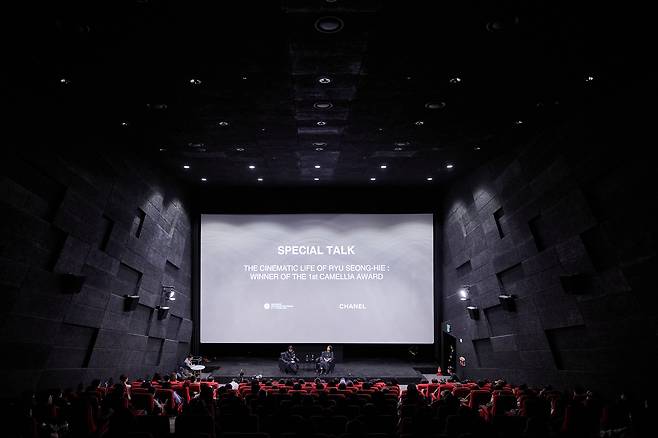 A special talk session, titled “The Cinematic Life of Ryu Seong-hie: Winner of the 1st Camellia Award,” held at the Cinematheque venue at the Busan Cinema Center in Haeundae District on Saturday evening. [BIFF]