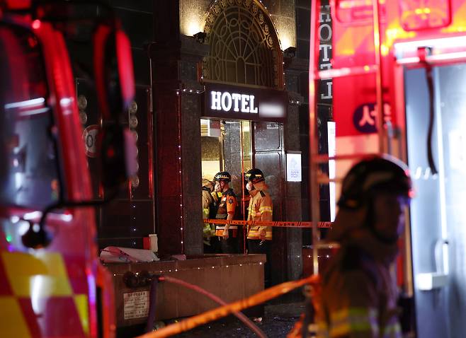 Firefighters inspect a hotel in Bucheon, Gyeonggi on Aug. 22. [YONHAP]