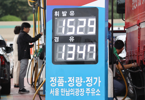 Gas prices are shown at a gas station in the Seoul Mannamui Gwangjang Service Area, a highway rest stop in Seocho District, southern Seoul, on Oct. 6. [YONHAP]