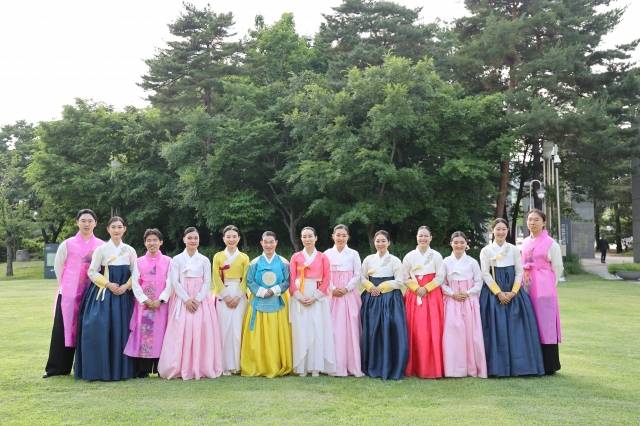 장애인과 비장애인으로 구성된 관현맹인 단원들. 실로암시각장애인복지관 제공